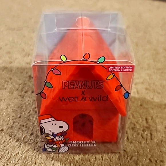 Peanuts × wet n wild snoopy's dog house makeup sponge case - Picture 1 of 4